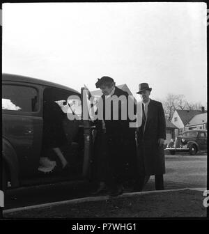 USA, Greenhills/OH: Neuansiedlung Projekt; eine Frau und ein Mann neben einem Auto. Februar 1938 85 CH-NB-USA, Greenhills - OH - die Wiedereinrichtungsbeihilfe Projekt - Annemarie Schwarzenbach - SLA-Schwarzenbach-A SSL-100-108 Stockfoto