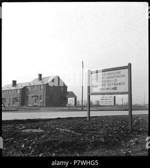 USA, Greenhills/OH: Neuansiedlung Projekt; Reihenhäuser, davor eine Tafel. Februar 1938 85 CH-NB-USA, Greenhills - OH - die Wiedereinrichtungsbeihilfe Projekt - Annemarie Schwarzenbach - SLA-Schwarzenbach-A SSL-100-103 Stockfoto