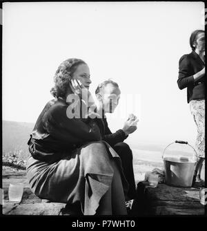 USA, Chile Chico/TN: Highlander Folk School; eine Frau und ein Mann auf einem Felsen sitzend. Von 1936 bis 1938 86 CH-NB-USA, Chile Chico-TN-Highlander Folk Schule - Annemarie Schwarzenbach - SLA-Schwarzenbach-A SSL-100-121 Stockfoto