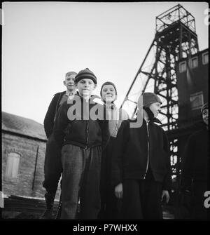 USA, Mount Pleasant/PA: Kohle; Kinder vor einer Förderstation. Von 1936 bis 1938 86 CH-NB-USA, Mount Pleasant-PA - Kohle - Annemarie Schwarzenbach - SLA-Schwarzenbach-A -5-11-296 Stockfoto