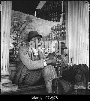 USA, Tuskegee/AL Lehrwerk:; zwei ältere Männer Artikel in einer Bank vor 1963, 1999. Von 1936 bis 1938 87 CH-NB-USA, Tuskegee-AL-Lehrwerk - Annemarie Schwarzenbach - SLA-Schwarzenbach-A -5-11-004 Stockfoto