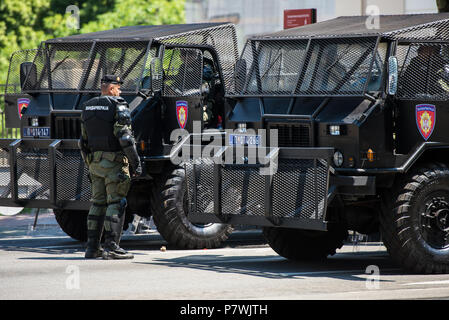 Belgrad, Serbien - 27. Mai 2018: Gendarmery besondere Polizeikräfte mit bewaffneten Fahrzeugen am Tag der Polizei Stockfoto