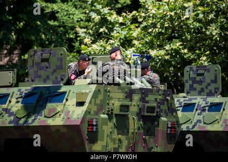 Belgrad, Serbien - 27. Mai 2018: Gendarmery besondere Polizeikräfte mit bewaffneten Fahrzeugen am Tag der Polizei Stockfoto