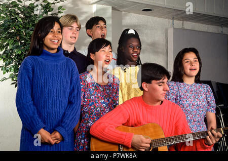 Teenagergruppe mit Gitarre singen auf der Bühne HERR © Myrleen Pearson. .... Ferguson Cate Stockfoto