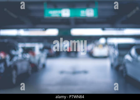 Verschwommen von Auto Parkplätze an den Abteilung Speichern. Abstrakte und Transportkonzept. Dunkel und Low Key Ton Stockfoto