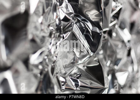 Full Frame nehmen Sie ein Blatt zerknüllt silberne Aluminiumfolie Hintergrund Stockfoto