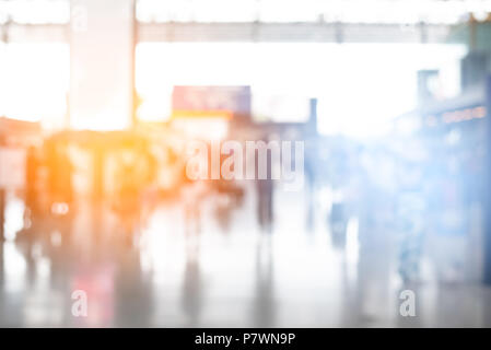 Verschwommenen Hintergrund der Menge Menschen in Flughafen. Business und Lifestyle Konzept. Blau und orange Ton. Warm und kühl Gradient leichter Elemente. Für Bericht Stockfoto