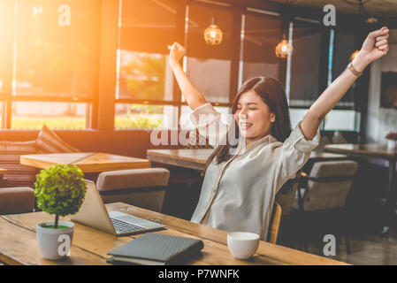 Beauty asiatische Frau zwei Hände nach der Arbeit gerne mit Laptop. Die Menschen und Lebensstile Konzept. Technik und Wirtschaft arbeiten Stockfoto