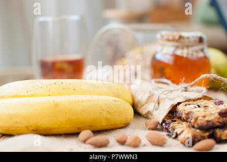 Zwei Bananen zum Frühstück. Gesundes Essen. Fitness Nahrung. Morgens zu Hause. Platz kopieren Stockfoto