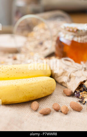 Zwei Bananen zum Frühstück. Gesundes Essen. Fitness Nahrung. Morgens zu Hause. Platz kopieren Stockfoto