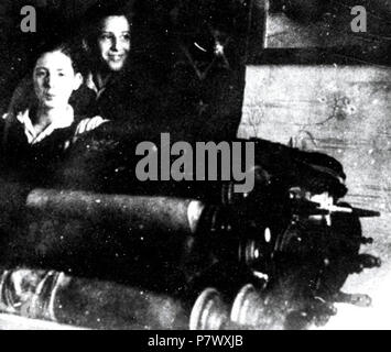 Englisch: David Zwingerman (rechts) mit Horst Lowenstein (links) mit gespeicherten Thorarollen aus dem Markgraf-Albrecht-Straße Synagoge nach dem Pogrom von 1938. 1938 103 David Zwingerman (rechts) 1938 (7/8) Stockfoto