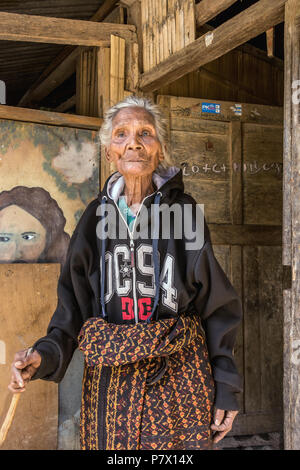 Portrait eines älteren Lio-Frau in ihrer Tür, Saga megalithischen Dorf, Detusoko, Ost Nusa Tenggara, Indonesien Stockfoto
