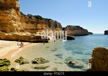 Algarve, Albufeira, Praia da Marinha Beach, einem der schönsten Strände in Europa Stockfoto