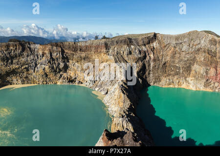 Tiwu Nuwa Muri Koo Fai (links) und Tiwu Ata Polo (rechts) Kraterseen, Kelimutu National Park, Insel Flores, Indonesien Stockfoto