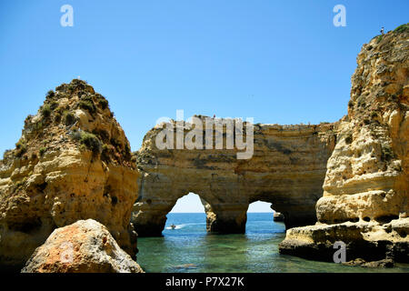 Algarve, Albufeira, Praia da Marinha Beach, einem der schönsten Strände in Europa Stockfoto