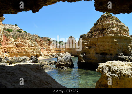 Algarve, Albufeira, Praia da Marinha Beach, einem der schönsten Strände in Europa Stockfoto