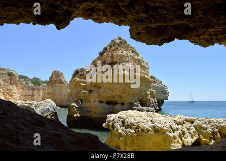 Algarve, Albufeira, Praia da Marinha Beach, einem der schönsten Strände in Europa Stockfoto