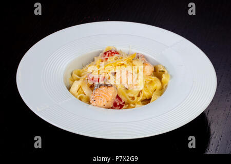 Käse Pasta mit Lachs und Kirschtomaten Stockfoto