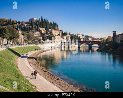 Biegung des Flusses Etsch, dass Kreuze Verona und der Blick auf die Steinerne Brücke und San Pietro. Stockfoto