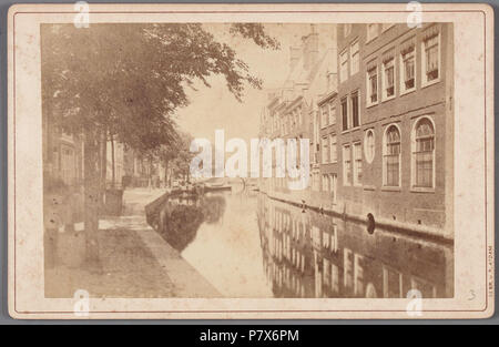 Deutsch: Beschreibung Nieuwezijds Voorburgwal, Gezicht op de Boommarkt. Dsub de achterzijde van de panden aan het Begijnhof NB: reproductie van een zoutdruk. Documenttype foto Vervaardiger Gebroeders van Rijkom Collectie Collectie Stadsarchief Amsterdam: kabinetfoto Datering's 1867 t/m 1884 Geografische naam Nieuwezijds Voorburgwal Inventarissen Http://archief.amsterdam/archief/10005/96 Afbeeldingsbestand 010005000096. 1867 t/m 1884 168 Gebroeders van Rijkom, Afb 010005000096 Stockfoto