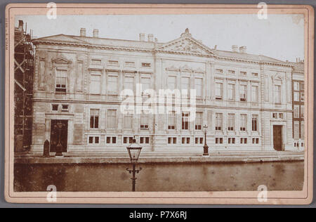 Deutsch: Beschreibung De Nederlandsche Bank, Oude Turfmarkt 127-129, met links de kraamkliniek in aanbouw Documenttype foto Vervaardiger Gebroeders van Rijkom Collectie Collectie Stadsarchief Amsterdam: kabinetfoto Datering 1869 Geografische naam Oude Turfmarkt Inventarissen Http://archief.amsterdam/archief/10005/1094 Afbeeldingsbestand 010005001094. 1869 168 Gebroeders van Rijkom, Afb 010005001094 Stockfoto