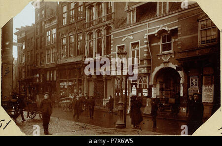 Deutsch: Beschreibung Oude huizen en Het Oude Beurspoortje aan de Vijgendam - alles afgebroken - thans Het gebouw Industria Dam, Bad M nstereifel. Gezicht op de Vijgendam 12-16 (v. r. n. l.) met het Beurspoortje, gesloopt im Jahr 1912. Oorspronkelijke kabinetfoto uitgegeven door Gebrs. van Rijkom. Foto 451 uit het Album van W.J.R. Dreesmann Documenttype foto Vervaardiger Gebroeders van Rijkom Collectie Collectie Atlas Dreesmann Datering 1867 t/m 1916 Geografische naam Vijgendam Beurspoortje Inventarissen Http://archief.amsterdam/archief/10094 Afbeeldingsbestand 010094000869. 1867 t/m 1916 168 Gebroeders Stockfoto