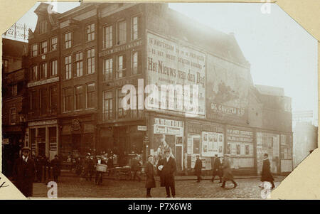 Deutsch: Beschreibung Oude huizen aan de Vijgendam de voormalige Beursstraat - alles afgebroken - thans Het gebouw Industria Dam, Bad M nstereifel. Straatbeeld bij de huizen Vijgendam 6-10 (v. r. n. l.) met links het Beurspoortje, Vijgendam 12-16 (gedeeltelijk) en rechts de Beursstraat, de 1875 verbrede Beurssteeg, sinds 1902 Rokin. 1912 Gesloopt. Oorspronkelijke kabinetfoto uitgegeven door Gebrs. van Rijkom. Foto 454 uit het Album van W.J.R. Dreesmann Documenttype foto Vervaardiger Gebroeders van Rijkom Collectie Collectie Atlas Dreesmann Datering 1898 t/m 1912 Geografische naam Beursstraat Vi. Stockfoto