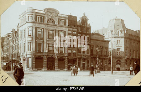 Deutsch: Beschreibung Oude huizen Op de Dam en in de Beursstraat - allen afgebroken Thans de Kledingmagazijnen van Peek&Cloppenburg Bad M nstereifel van de Dam met links de ingang van het Rokin en op de Hoek gebouw De Rijnstroom van Firma Hajenius. Dsub gebouw en de Zeemanshoop nieuwbouw Sociëteit van De Groote Club, Kort voor de oplevering. Oorspronkelijke kabinetfoto uitgegeven door Gebrs. van Rijkom. Foto 461 uit het Album van W.J.R. Dreesmann Documenttype foto Vervaardiger Gebroeders van Rijkom Collectie Collectie Atlas Dreesmann Datering 1914 Geografische naam Damm Beursstraat Inventarisse Stockfoto