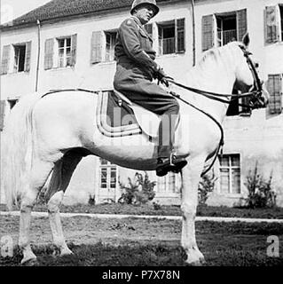 Englisch: General George Patton war für die Erhaltung der Rasse Lipizzaner während des Krieges beteiligt. Während des Zweiten Weltkriegs General George Patton erteilt Aufträge für Sie weg aus dem Kriegsgebiet verlegt werden und sparen somit die Rasse. 1945 171 George S. Patton, 07. Stockfoto