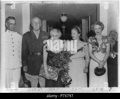 Englisch: George Smith Patton mit Frau und 3 Kindern: George S. Patton III, General George S. Patton jr. und seine Frau Beatrice Patton, Ruth Ellen Patton, Beatrice Smith Patton, Boston, Massachusetts. 1945 171 George S. Patton, 17. Stockfoto