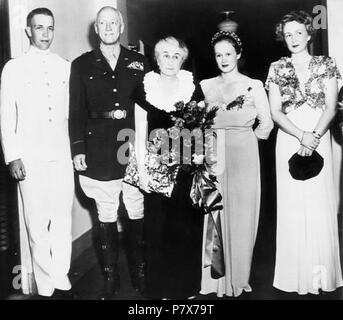 Englisch: George Smith Patton mit Frau und 3 Kindern: George S. Patton III, General George S. Patton jr. und seine Frau Beatrice Patton, Ruth Ellen Patton, Beatrice Smith Patton. Boston, Massachusetts. 1945 171 George S. Patton 36 Stockfoto