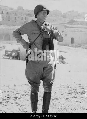 Englisch: General George S. Patton Jr. (1885-1945), US-amerikanischer General, mit Elfenbein bearbeitet Pistolen sichtbar. Sizilien, Italien. 1943 171 George S. Patton 35 Stockfoto