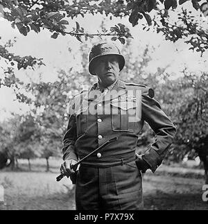 Englisch: General George Patton fragt ein SS-General, 1944. 1944 171 George S. Patton 37 Stockfoto