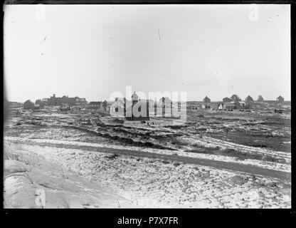 Gezicht op de achterzijde van het Vredeskerkje, naar Hotel Nassau Bergen. Rechts van de Kerk ist Op de achtergrond de stoomtram Zichtbaar.. 1920 172 Gezicht op de achterzijde van het Vredeskerkje, naar Hotel Nassau Bergen - regionaal Archief Alkmaar-FO 1400101 Stockfoto