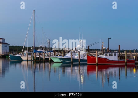 Kommerzielle Fischerboote in Menemsha Becken angedockt kurz vor Sonnenaufgang, in dem Fischerdorf Menemsha in Chilmark, Mass auf Martha's Vineyard. Stockfoto