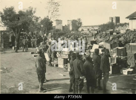 / Srpski: Fotografije Smedereva neposredno Pre i nakon katastrofalne eksplozije Juna 1941. u kojoj je poginulo Vice hiljada ljudi u jednom Danu - Zarobljeni Kraljevine vojnici Jugoslavije su mesecima nakon kapitulacije sakupljali municiju iscezle dvoristu tvrdjave armije u u Smederevu. Skladistena Municija je tu Jer je Nemcima odgovaralo da je odatle brodove tovare na ich Dunavom prepravku voze na u nemackim fabrikama Kako bi se za koristila njihovo oruzje. 1941 143 Eksplozija u Smederevu 1941 01. Stockfoto