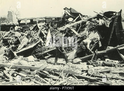 / Srpski: Fotografije Smedereva neposredno Pre i nakon katastrofalne eksplozije Juna 1941. u kojoj je više poginulo hiljada ljudi u jednom Danu - Nemaki izvlace vojnici Tela poginulih putnika voza Koji se nalazio neposredno offenporige Mesta eksplozije. U vozu se nalazio Veliki broj stanovnika okolnih Mesta, ein mnogi su Bili potpuno razneti, Dok su ostali sahranjivani U masovnim grobnicama, Zbog cega nije Bilo mogue taan utvrditi broj poginulih gradjana. Izvesno je da je više poginulo hiljada Ljudi. O snazi eksplozije svedoi ich potpuno deformisana konstrukcija vagona. 1941 143 Smederevu Eksplozija U 1. Stockfoto