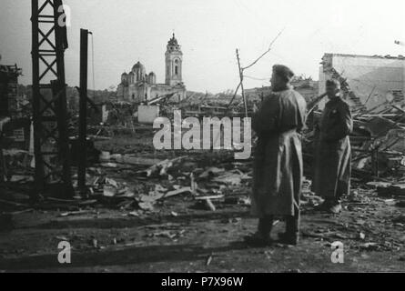 / Srpski: Fotografije Smedereva neposredno Pre i nakon katastrofalne eksplozije Juna 1941. u kojoj je više poginulo hiljada ljudi u jednom Danu. 1941 143 Eksplozija u Smederevu 1941 11. Stockfoto