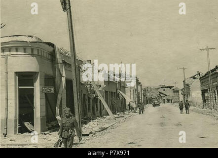/ Srpski: Fotografije Smedereva neposredno Pre i nakon katastrofalne eksplozije Juna 1941. u kojoj je više poginulo hiljada ljudi u jednom Danu - Ulica u Centru nakon Smedereva eksplozije. Da bi se shvatile razmere napomenuti uništenja, treba da grad pretpreo prethodno nije Bilo kakvu ratnu štetu U aprilu 1941. Sva oštecenja koja se vide nastala su u trenu eksplozije. Ove kue su Galle udaljene oko Pola kilometra od Centra eksplozije. 1941 143 Eksplozija u Smederevu 1941 03. Stockfoto
