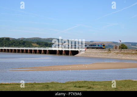 First TransPennine express Livrierten Klasse 185 Siemens Desiro diesel multiple unit Zug Arnside Viadukt mit einer nördlichen Passenger service. Stockfoto