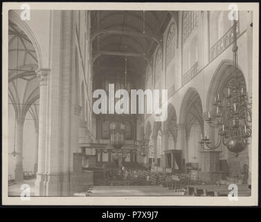 Binnenkant van de Grote Kerk/Sint Laurenskerk in Alkmaar. Datum: Ca. 1905 Vervaardiger: C. van der Aa Catalogusnummer FO 1000829. 25 Juni 2015, 09:58 176 Grote Kerk Alkmaar (19134864132) Stockfoto