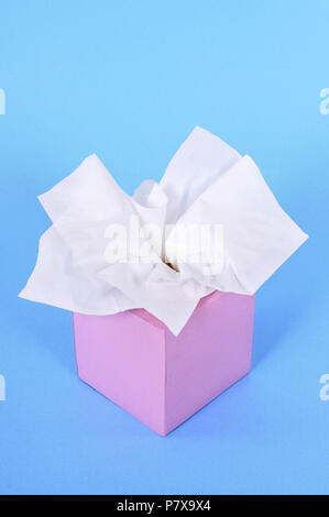Kleenex Stil Gewebe in ein leeres Feld auf blauem Hintergrund. Stockfoto
