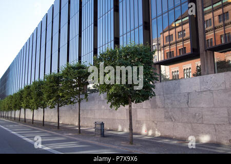 Modernes Bürogebäude auf Niels Juels Gaard mit älteren, historische Gebäude in den Spiegel Windows, Kopenhagen Dänemark wider Stockfoto