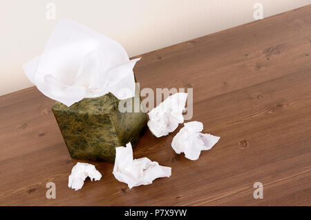 Taschentücher auf einer hölzernen Tisch. Stockfoto