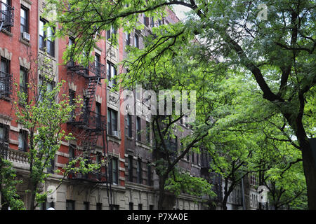 Die elegante vor dem Krieg aus rotem Ziegelstein Wohnhäuser auf ruhigen W. 111 Straße auf der Upper Westside von New York City, in der Nähe der Columbia University. Stockfoto