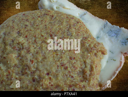 Gorgonzola, begleitet von taragna, serviert auf einem hölzernen Schneidebrett Stockfoto