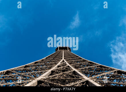 Super Low Angle Shot der Eiffelturm, Paris, Frankreich ab dem zweiten Aussichtsplattform Stockfoto