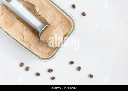 Schaufel von Kaffee Eis auf weißem Hintergrund, Ansicht von oben, kopieren. Gefrorenen Kaffee gelato, hausgemachtes Eis - gesunde Sommer Nachtisch. Stockfoto