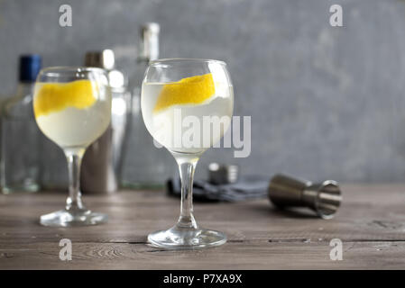 Vesper Martini Cocktail mit Zitrone Keil. Hausgemachte Vesper Cocktail auf Tabelle, kopieren. Stockfoto