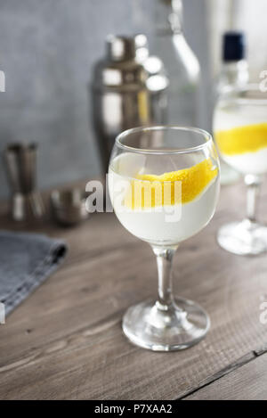 Vesper Martini Cocktail mit Zitrone Keil. Hausgemachte Vesper Cocktail auf Tabelle, kopieren. Stockfoto